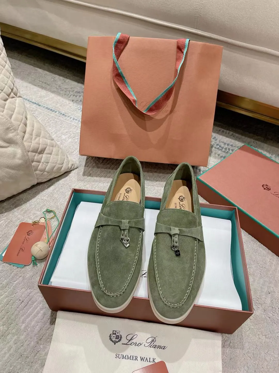 Factory price: 520💰4050 new color. Original purchase, 1⃣️: 1⃣️ folded and developed, Loro Piana professional model to try on feet, quality purchase level, flash sale of common products on the market, welcome to compare, original packaging. Fabric: Imported from Italy🐑High mercerized shearling, Lining: Hand-sewn mark thread in water-dyed cowhide imported from Italy🧵, high-end and elegant. Comfortable on the feet. Size: Women's 35-42 (41, 42) customized, non-returnable, men's 38-45 (46, 47, 48) customized, non-refundable. Fashionable boutiques that you can’t miss, a must-have item